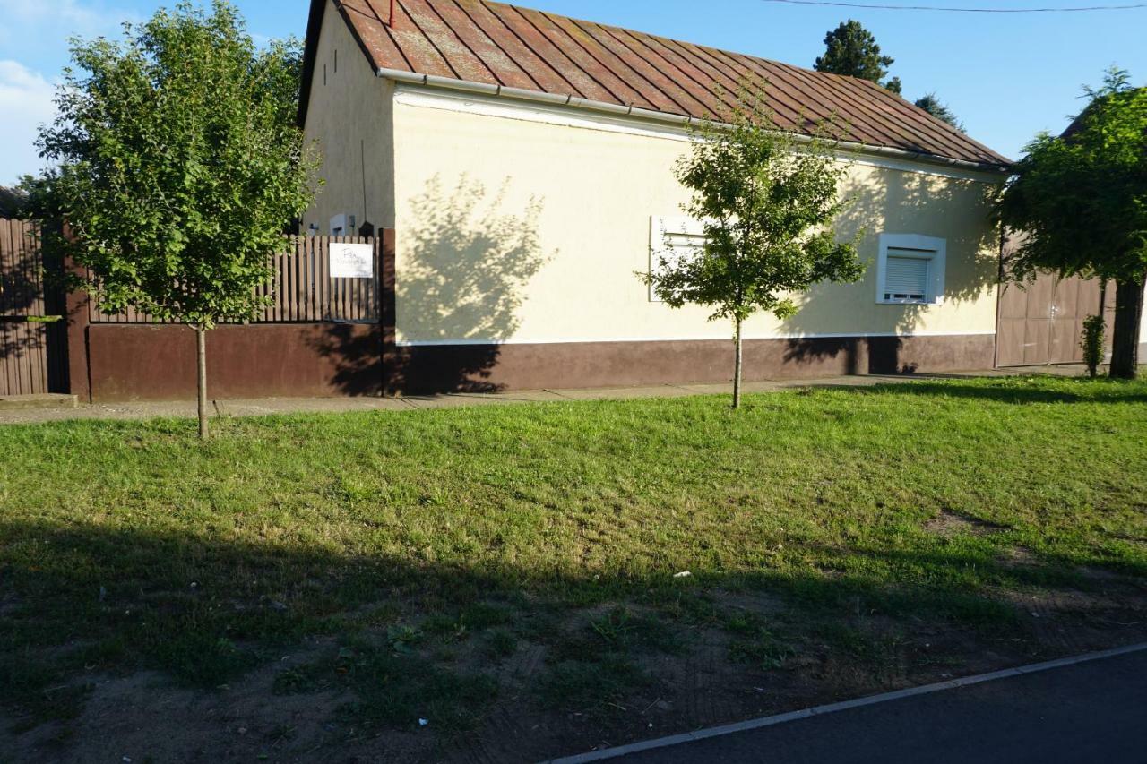 Piri Vendeghaz Hotel Hajduboszormeny Exterior foto